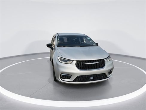 Used 2024 Chrysler Pacifica Touring-L image 3