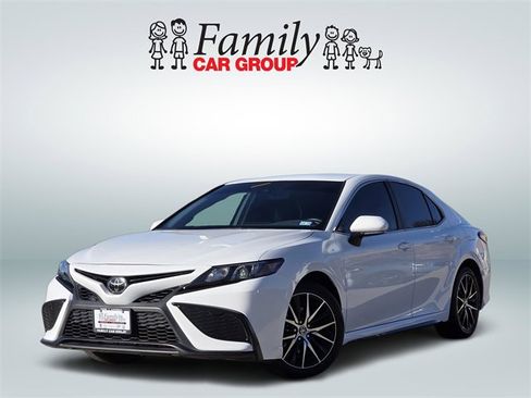 Used 2023 Toyota Camry SE image 1