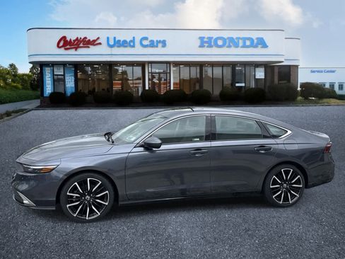 Used 2023 Honda Accord Touring image 2
