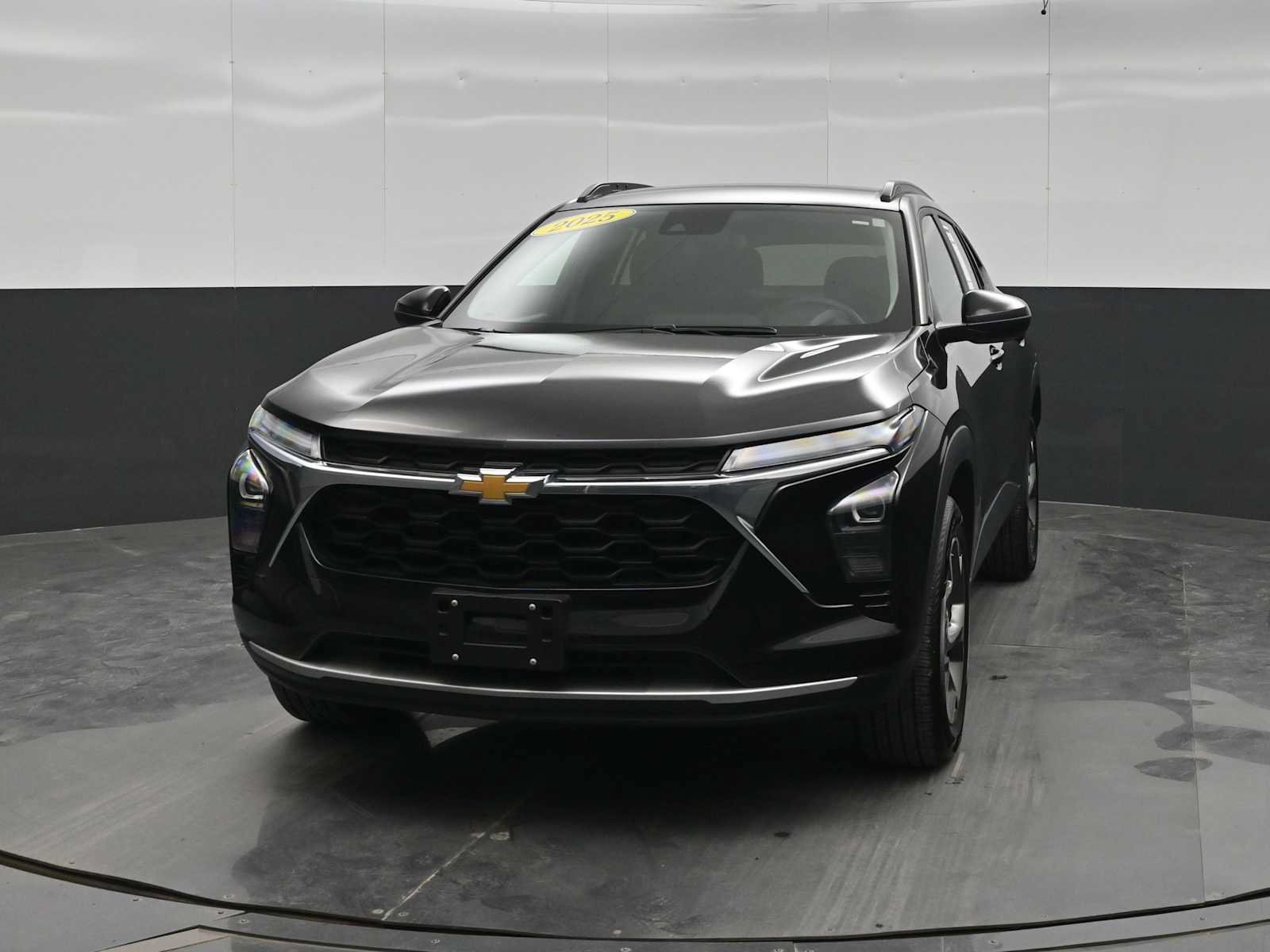 Used 2025 Chevrolet Trax LT FWD image 3