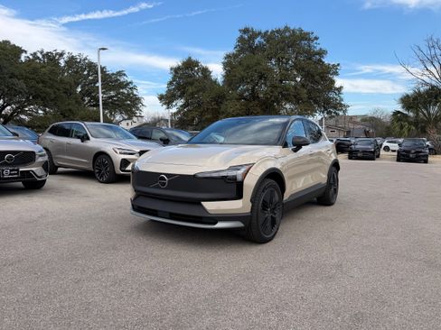 New 2026 Volvo EX30 Cross Country Ultra image 2