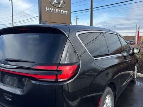 Used 2023 Chrysler Pacifica Touring-L image 11