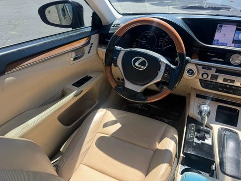Used 2013 Lexus ES 300h w/ Luxury Pkg FWD image 26