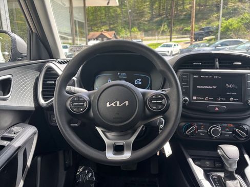 Used 2025 Kia Soul LX w/ LX Technology Package FWD image 32
