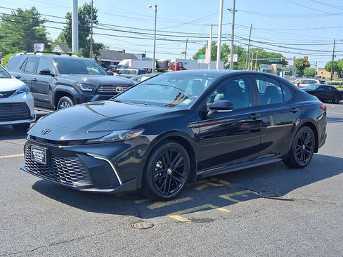 Used 2025 Toyota Camry SE w/ Convenience Package FWD image 3