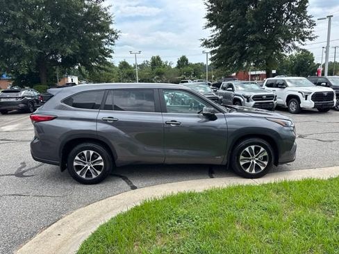 Used 2023 Toyota Highlander XLE AWD/4WD image 6