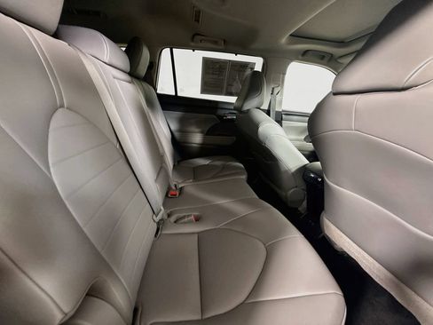 Used 2021 Toyota Highlander XLE FWD image 29