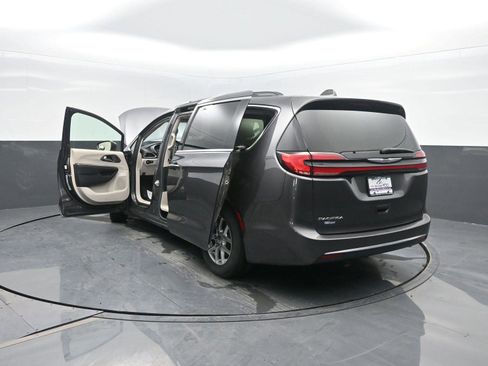 Used 2022 Chrysler Pacifica Touring-L image 48
