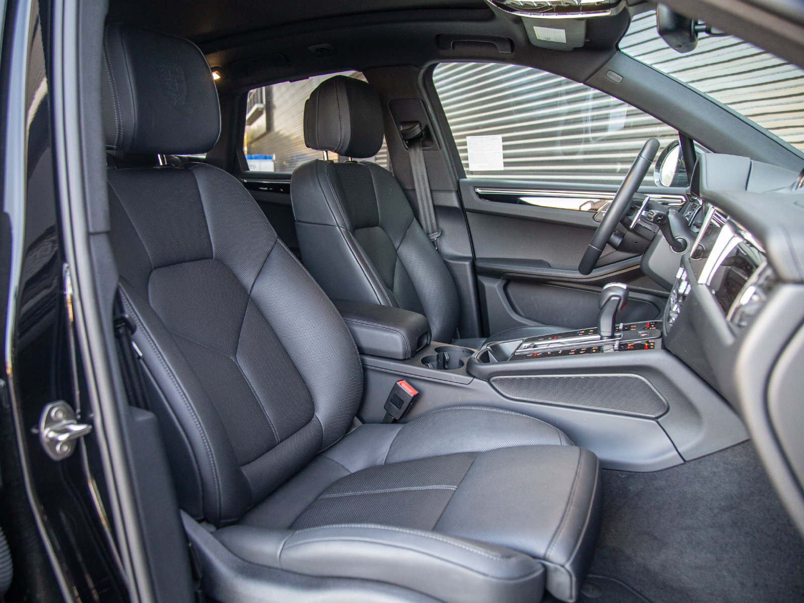 Certified 2026 Porsche Macan Turbo AWD/4WD image 18