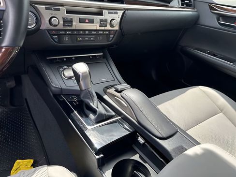 Used 2017 Lexus ES 350 w/ Navigation System Package image 37