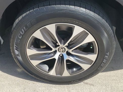 Used 2022 Toyota Highlander XLE FWD image 12