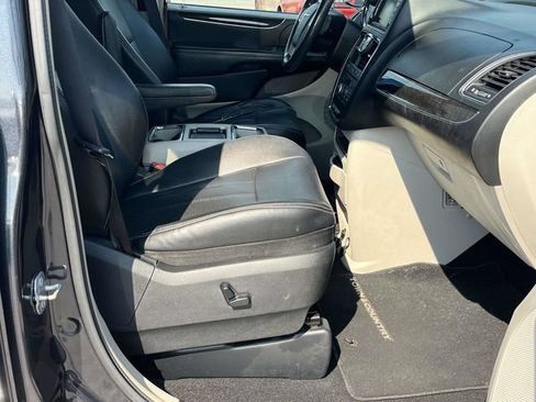 Used 2014 Chrysler Town & Country Touring-L w/ Driver Convenience Group FWD image 24