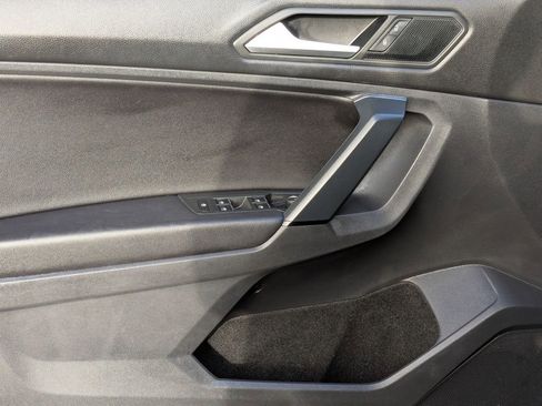 Used 2019 Volkswagen Tiguan SE image 11