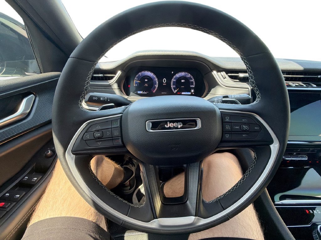 Used 2025 Jeep Grand Cherokee Altitude RWD image 11