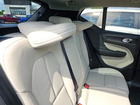 Used 2019 Volvo XC40 T5 Momentum image 17