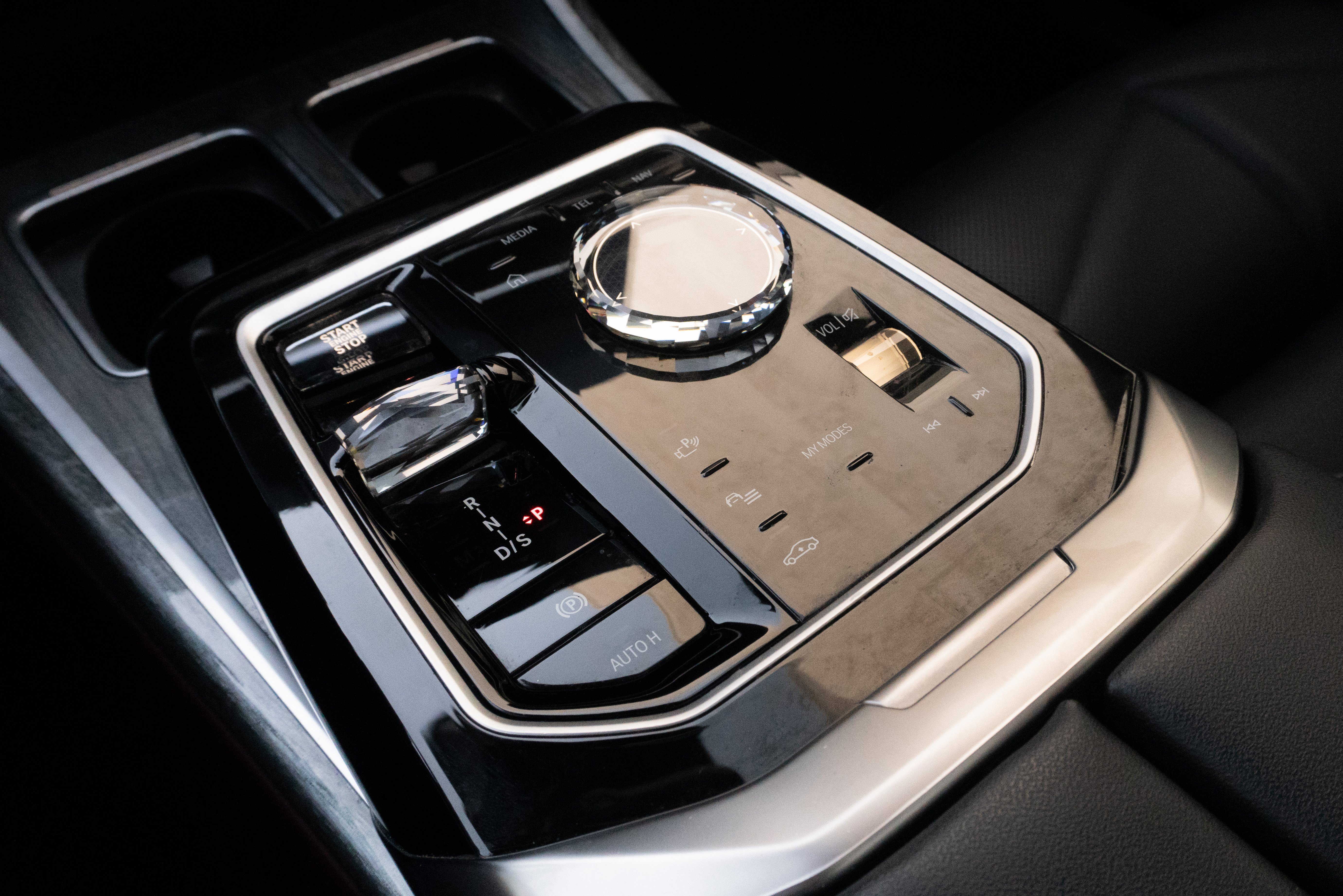 Certified 2024 BMW 740i w/ Premium Package 2 RWD image 28