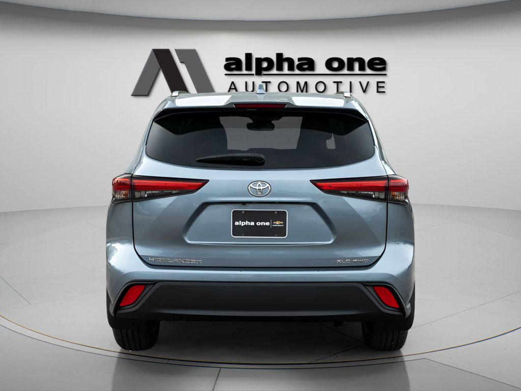 Used 2020 Toyota Highlander XLE AWD/4WD image 8