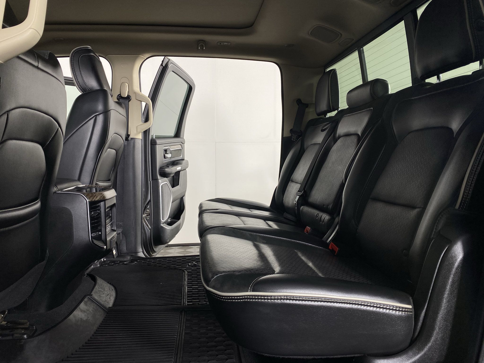 Used 2019 RAM 1500 Laramie AWD/4WD image 20