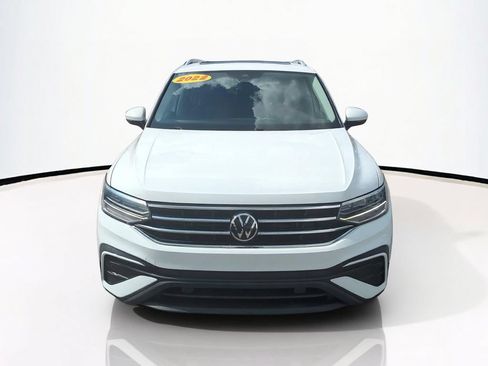 Used 2022 Volkswagen Tiguan SE w/ Panoramic Sunroof Package FWD image 3