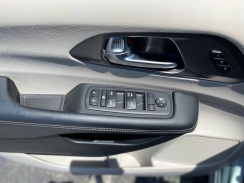 Used 2023 Chrysler Pacifica Touring-L FWD image 20