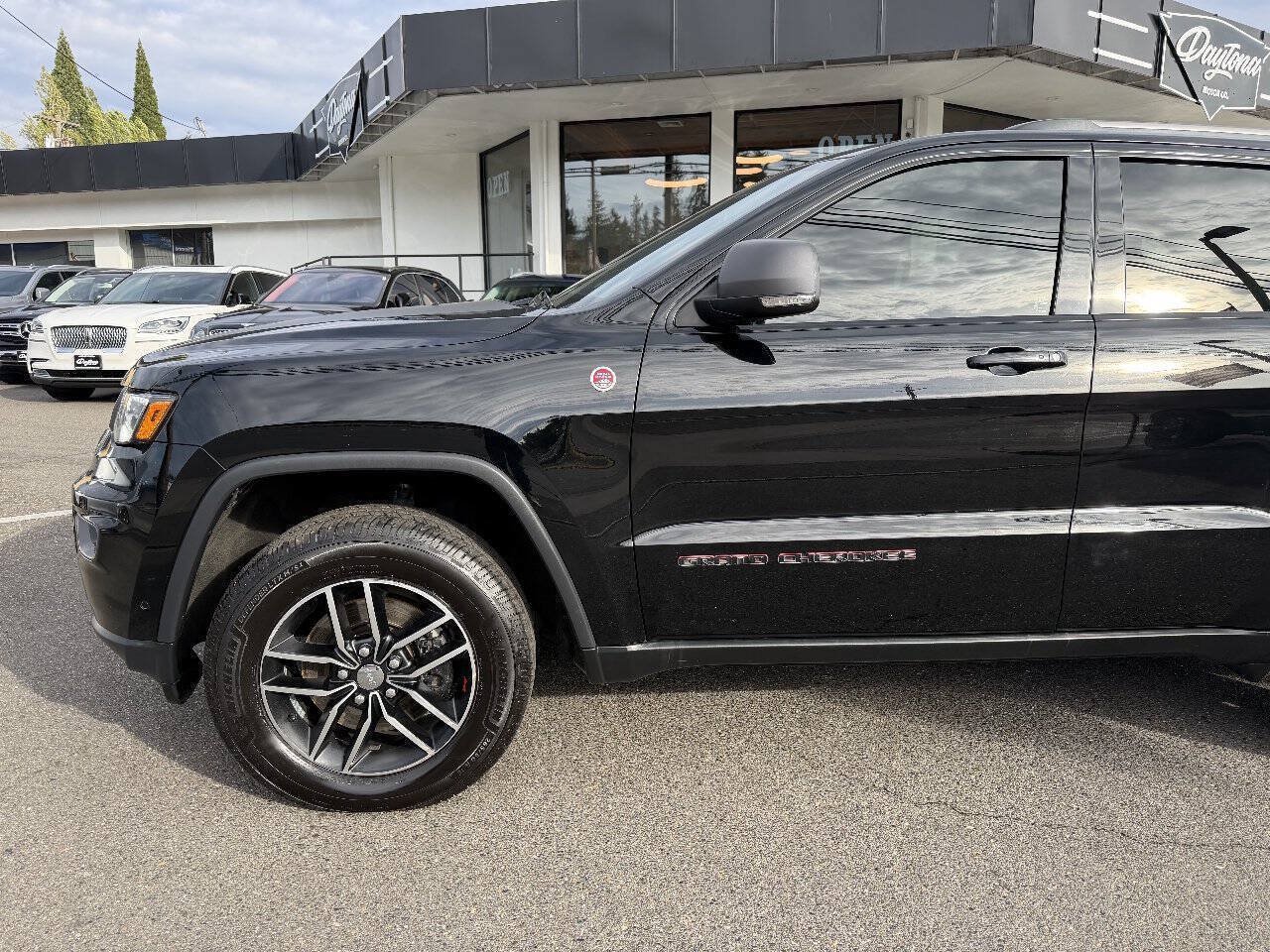 Used 2017 Jeep Grand Cherokee Trailhawk w/ Trailhawk Luxury Group AWD/4WD image 13