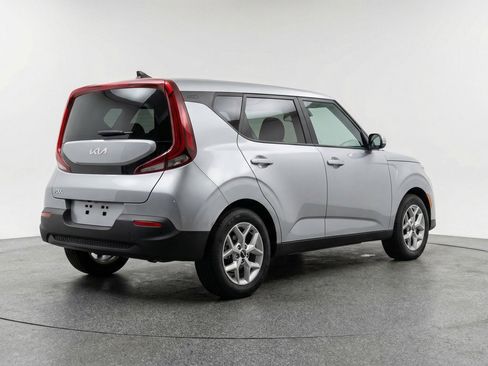 Used 2025 Kia Soul LX w/ LX Technology Package FWD image 9
