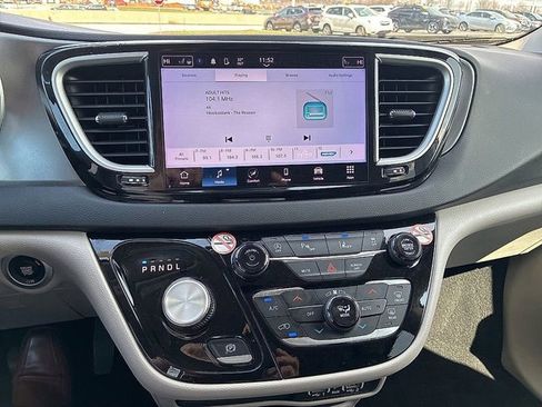 Used 2024 Chrysler Pacifica Touring-L image 27