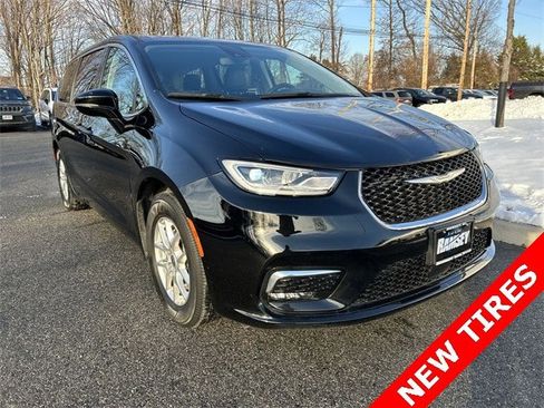 Certified 2024 Chrysler Pacifica Touring-L image 2