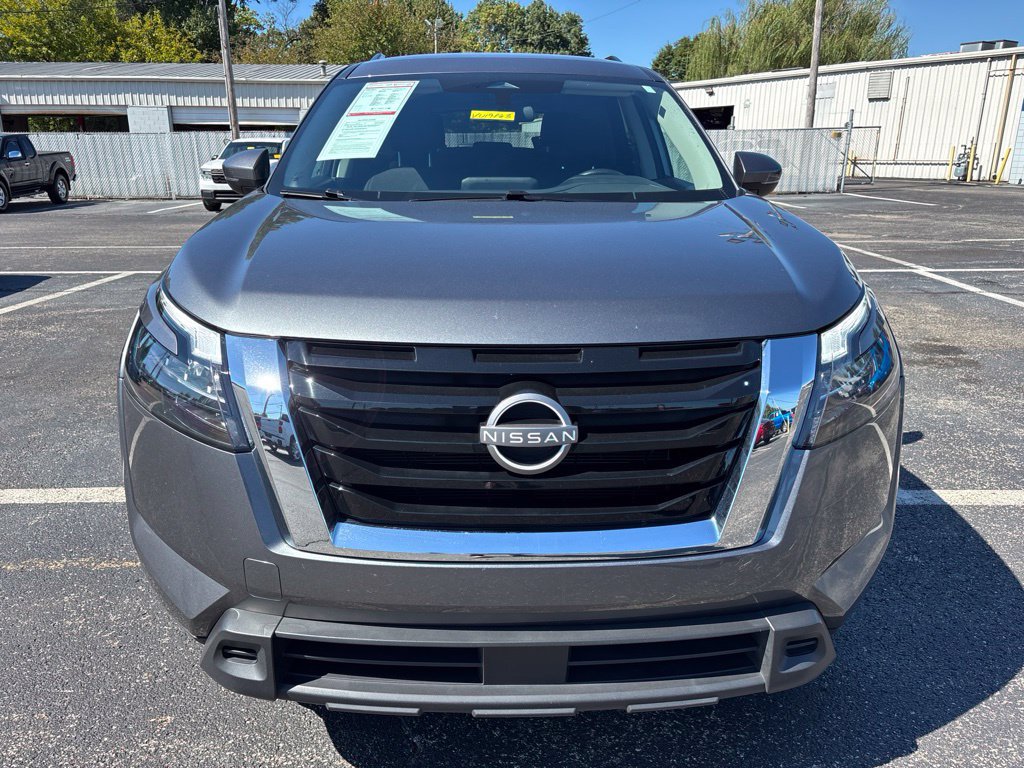 Used 2025 Nissan Pathfinder SV AWD/4WD image 2