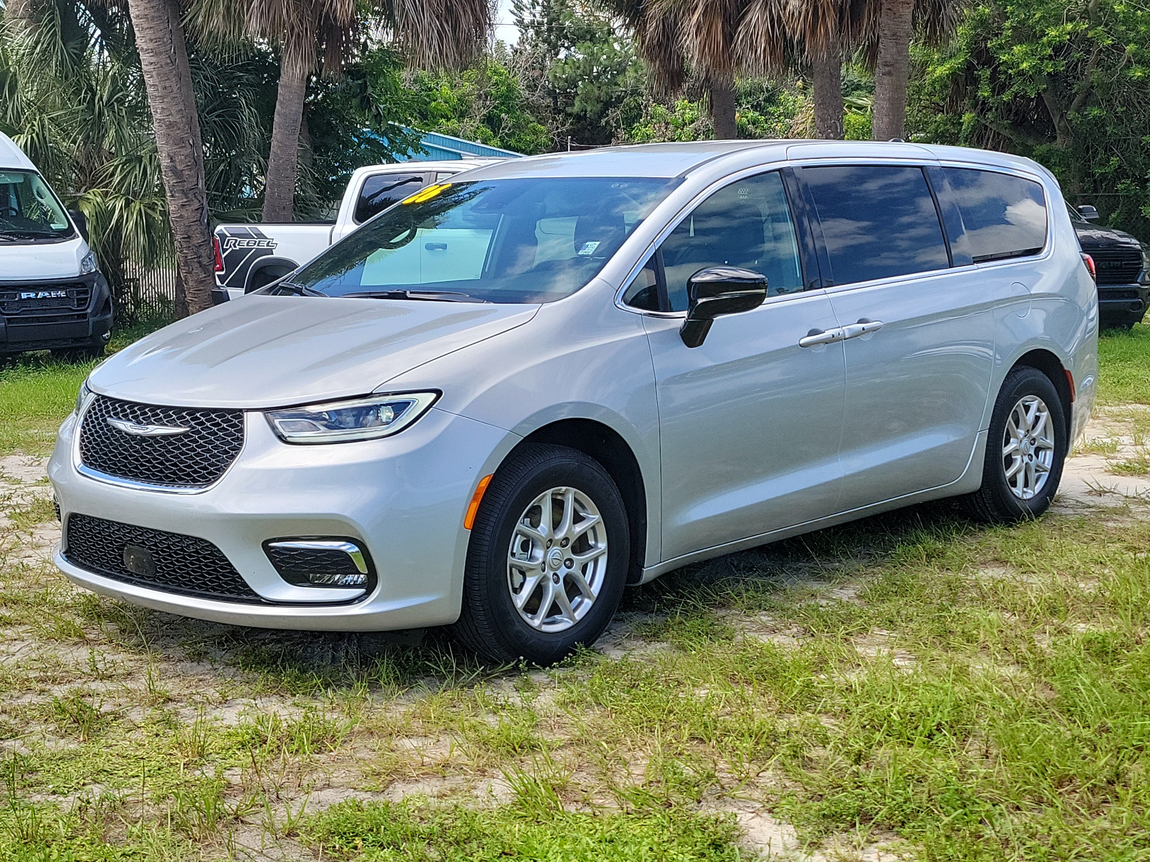 Used 2026 Chrysler Pacifica Select FWD image 2