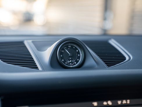 Certified 2025 Porsche Macan image 11