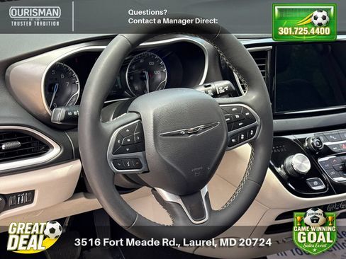 Used 2023 Chrysler Pacifica Touring-L FWD image 9