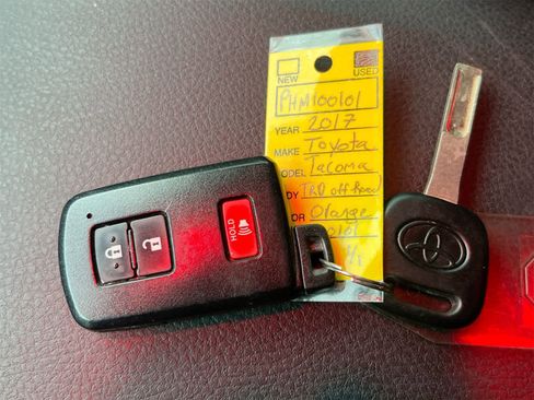 Used 2017 Toyota Tacoma TRD Off-Road image 36