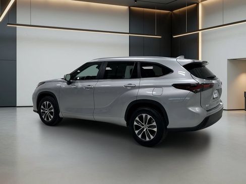 Used 2025 Toyota Highlander XLE FWD image 3