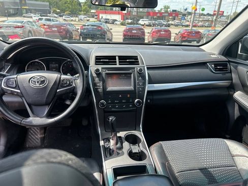 Used 2015 Toyota Camry SE w/ Moonroof Package FWD image 20