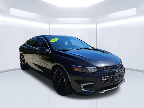 Used 2018 Chevrolet Malibu LT w/ Leather Package FWD image 3