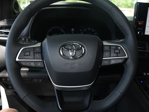 Certified 2025 Toyota Sienna Platinum FWD image 14