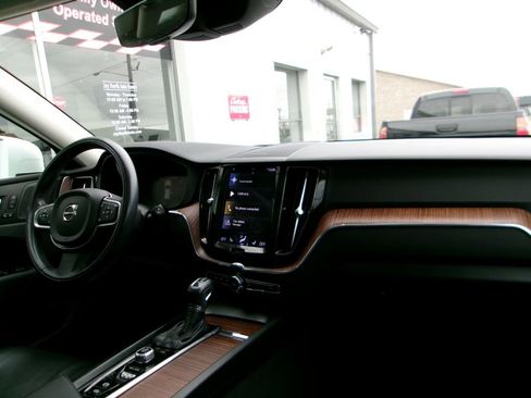 Used 2021 Volvo XC60 T5 Momentum w/ Premium Package image 21