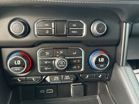 Used 2023 Chevrolet Suburban LT w/ Luxury Package image 28