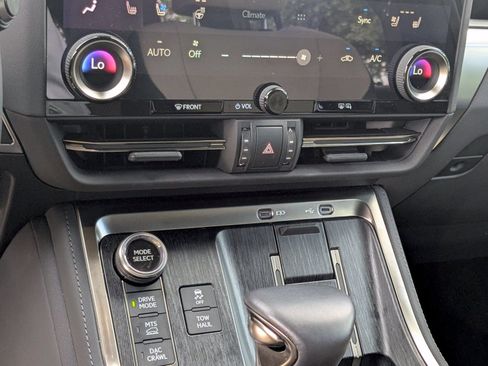 Used 2025 Lexus GX 550 w/ Accessory Package (CT) AWD/4WD image 13