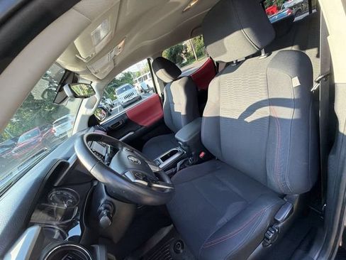 Used 2018 Toyota Tacoma SR5 AWD/4WD image 15