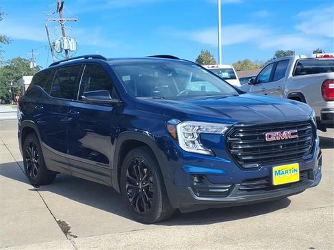 Used 2022 GMC Terrain SLT w/ Tech Package image 3