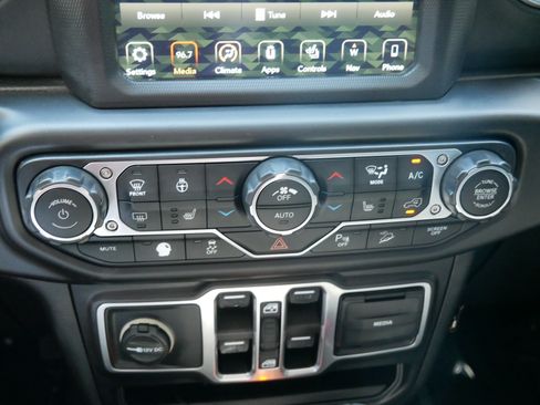 Used 2018 Jeep Wrangler Unlimited Sahara AWD/4WD image 24