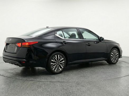 Used 2025 Nissan Altima 2.5 SV FWD image 9