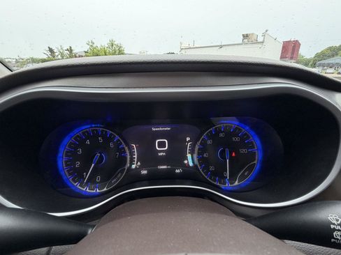 Used 2017 Chrysler Pacifica Touring-L Plus w/ Tire & Wheel Group FWD image 17