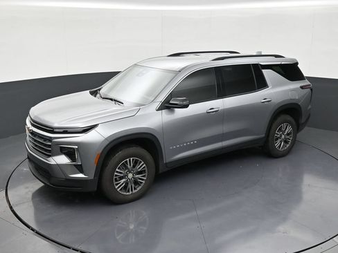 Used 2026 Chevrolet Traverse LT FWD image 12
