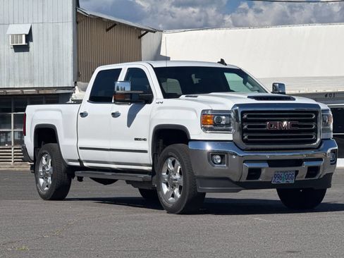 Used 2018 GMC Sierra 2500 SLT w/ Duramax Plus Package AWD/4WD image 9