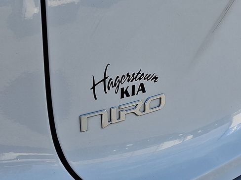 Certified 2023 Kia Niro SX Touring image 34