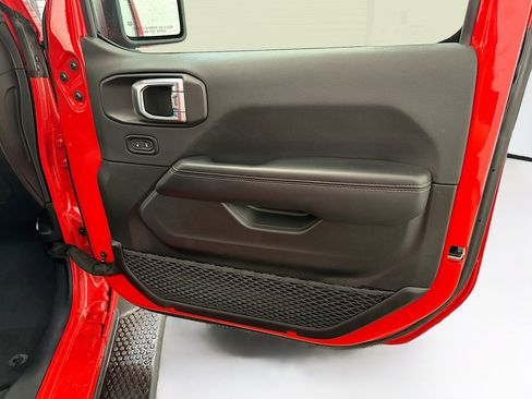 Used 2025 Jeep Wrangler Unlimited Sahara AWD/4WD image 32