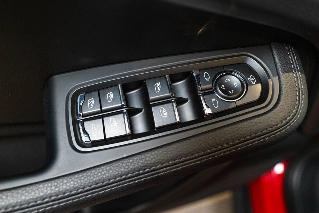 Certified 2026 Porsche Macan AWD/4WD image 17
